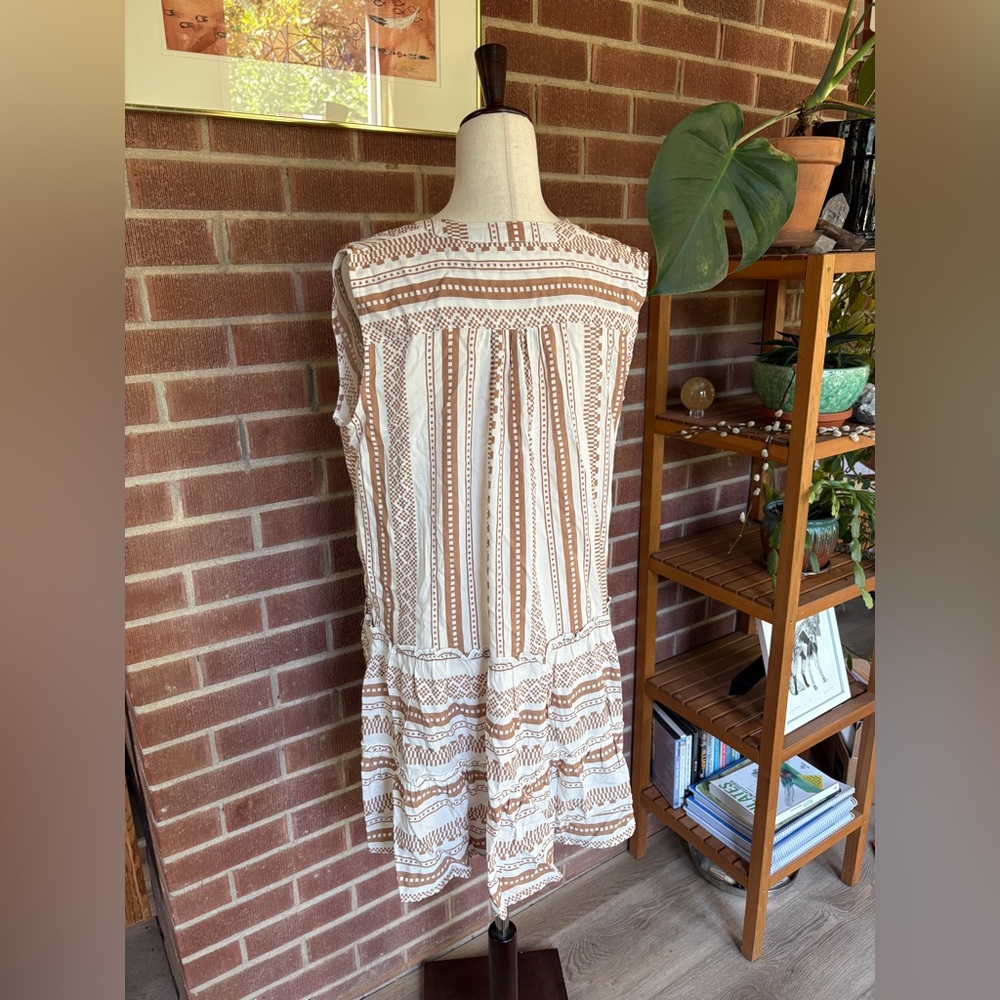 Boho tunic dress features a brown and white geometric pattern with tiered skirt - Picture 2 of 6